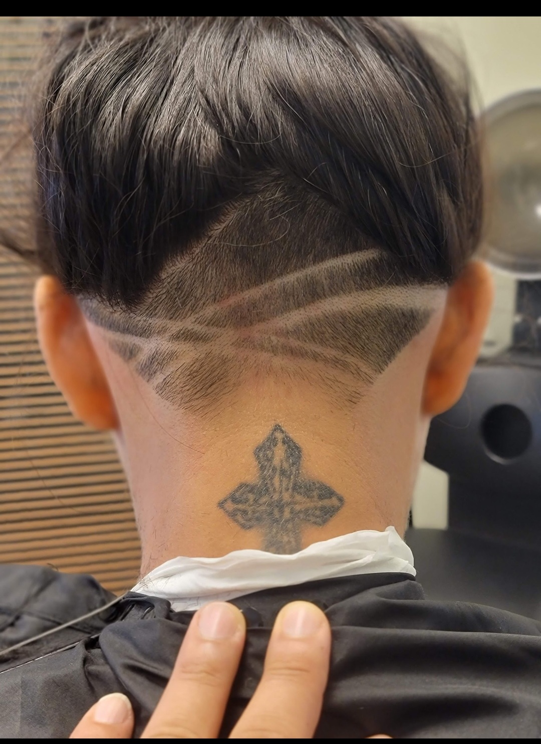 Men's haircut with precision razor line design and edge up at The Crown Hair Studio Orlando
